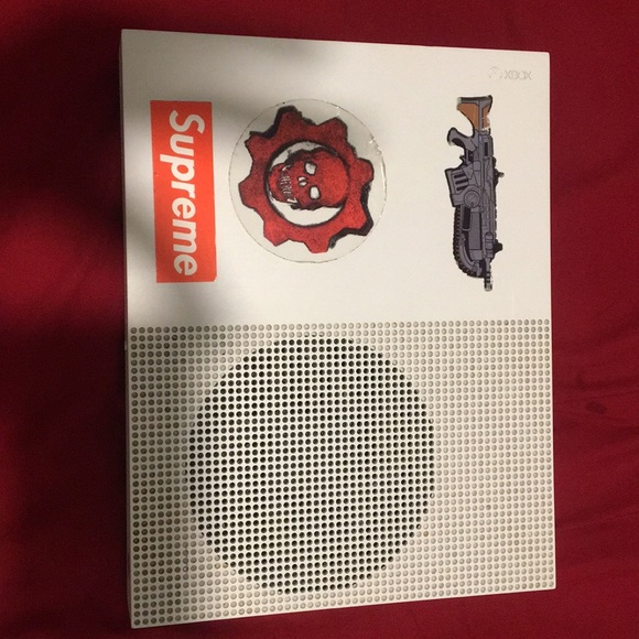 Xbox 1 s - Picture 1 of 3